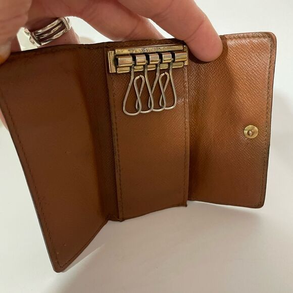 Louis Vuitton Monogram 4 Key Wallet - Picture 11 of 12